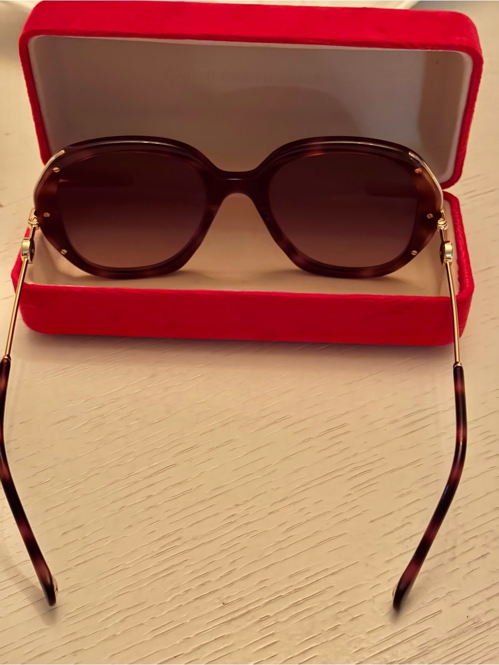 Carolina Herrera Brown Gradient Oversized Sunglasses with Gold Accents 54 21 145 - Picture 13 of 13